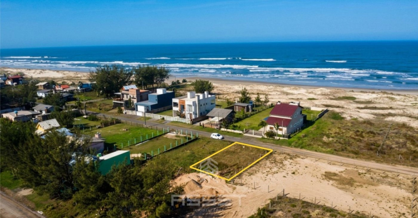 Vista aérea do lote e da praia